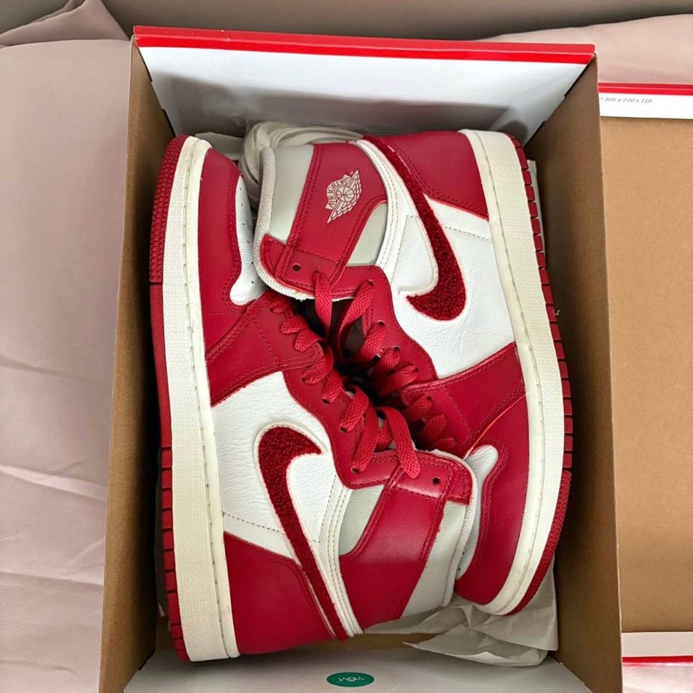 Nike Air Jordan Retro Hi - Varsity Red. Size 8.